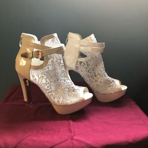 White patterned pumps